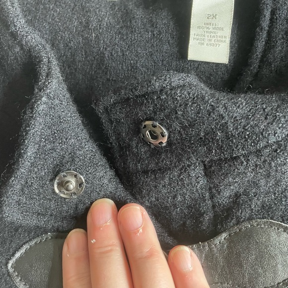 Black Wool Cape - Picture 5 of 11